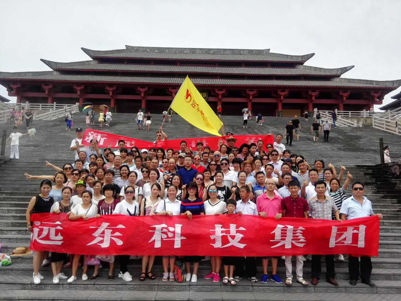 公司共130余人乘旅行社的3辆旅游大巴前往旅游目的地——横店影视城